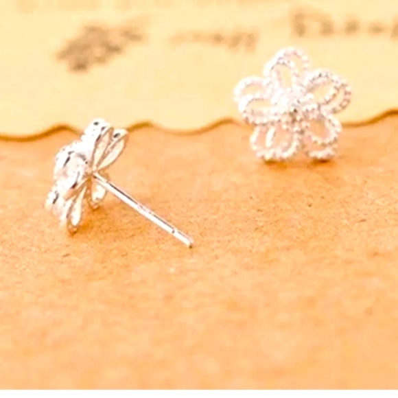 New Sterling Silver Flower Earring Studs - Picture 4 of 5